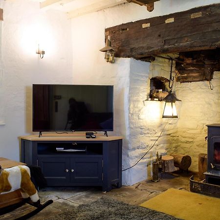 Lower Goytre Farmhouse Llanfair Waterdine Exterior photo