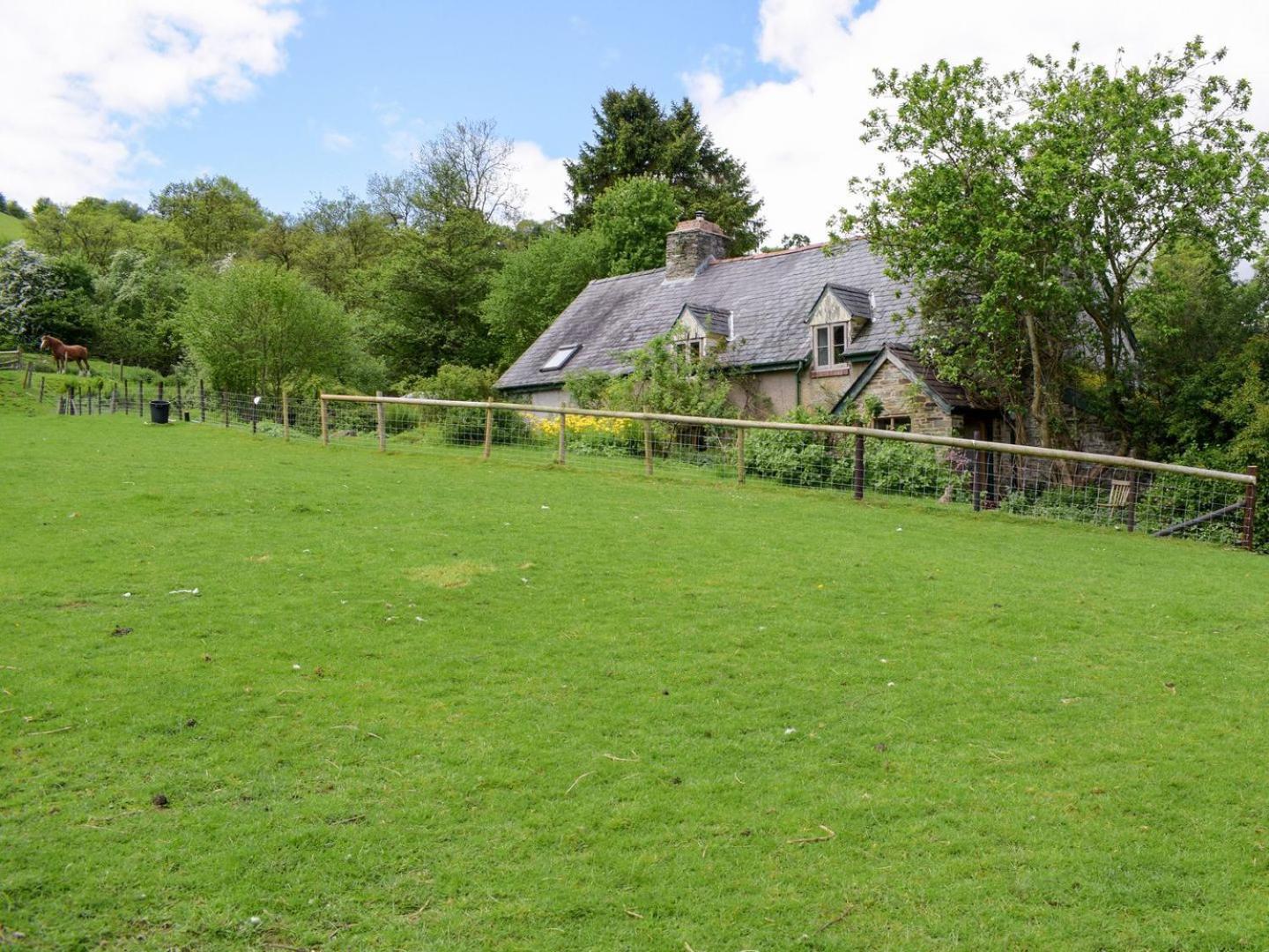 Lower Goytre Farmhouse Llanfair Waterdine Exterior photo